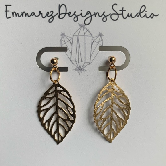 ✨NWT ✨18K Gold Stud Leaf Minimal Bohemian Earrings✨Handcrafted - Picture 1 of 4